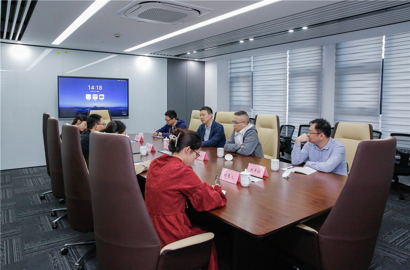 寧波海關口岸監管處副處長余佩勇深入集團調研